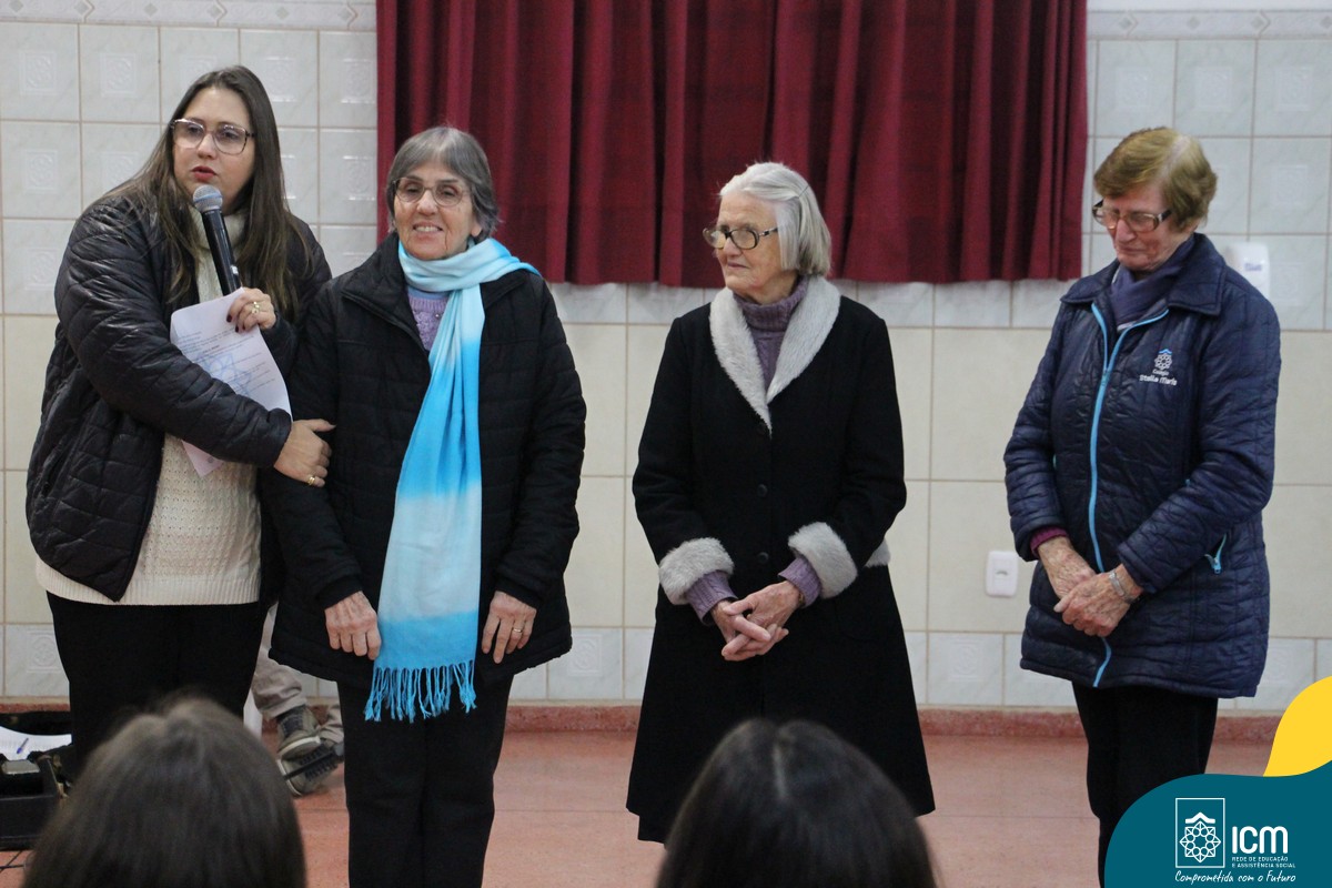 Irmã Wilnia, de lenço azul, acolhida na comunidade religiosa